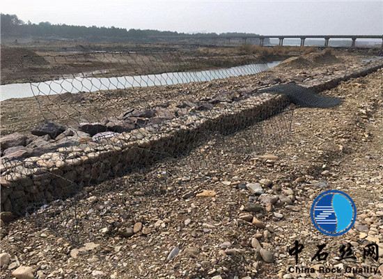 雷諾護(hù)墊護(hù)坡